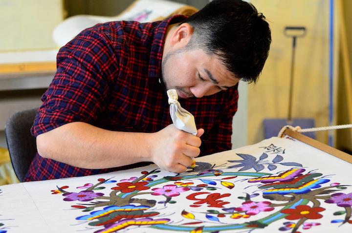 アトリエで仕事をしている加治工さん