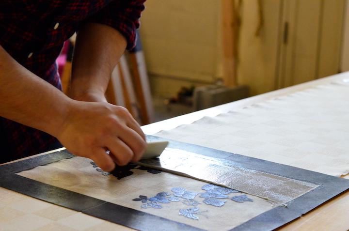 アトリエで仕事をしている加治工さん