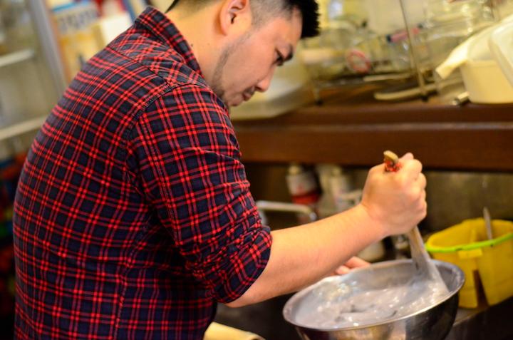 アトリエで仕事をしている加治工さん