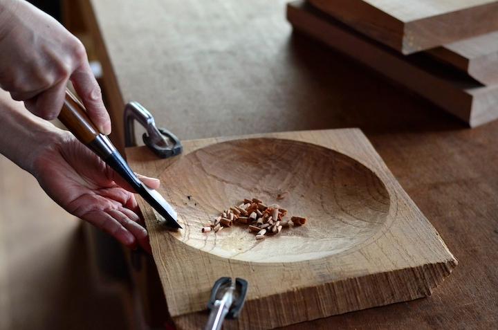 皿を彫り出す工程