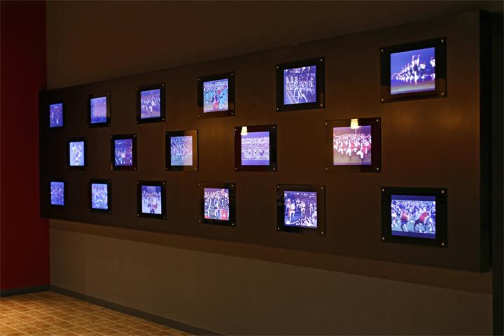 数多のモニターによる映像&音響