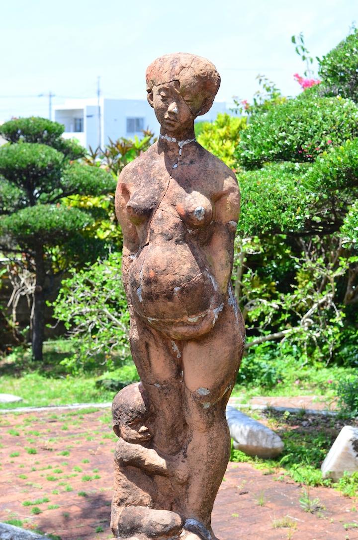 妊婦と幼子の像