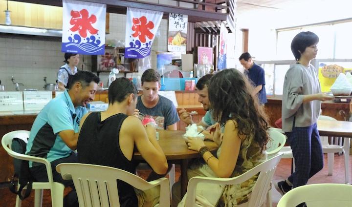 千日でぜんざいを食べるスイスからの旅行者