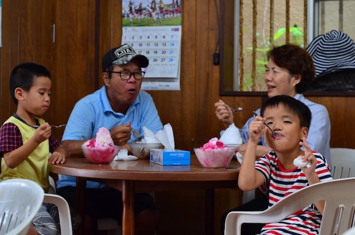 千日でかき氷を食べる家族