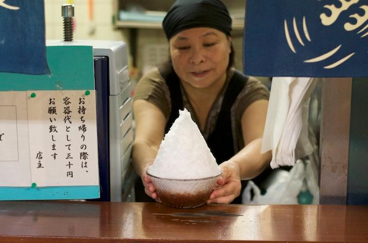 千日でかき氷を提供するれい子さん