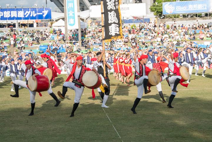 若いエイサーチームの「琉球風車」(りゅうきゅうかじまやー)