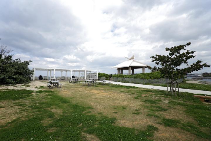 各所に屋根付きの東屋等が点在