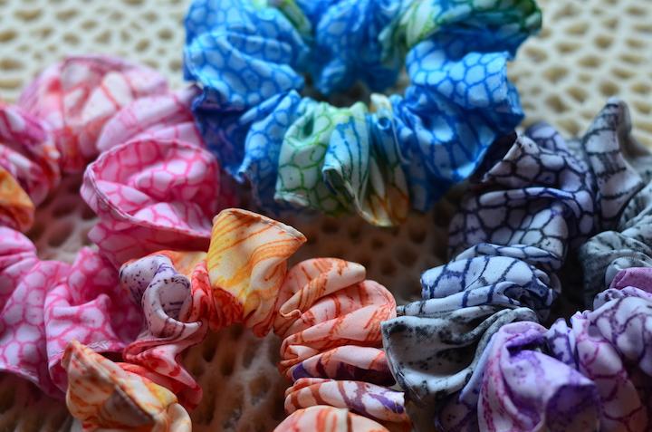 サンゴ染のシュシュ