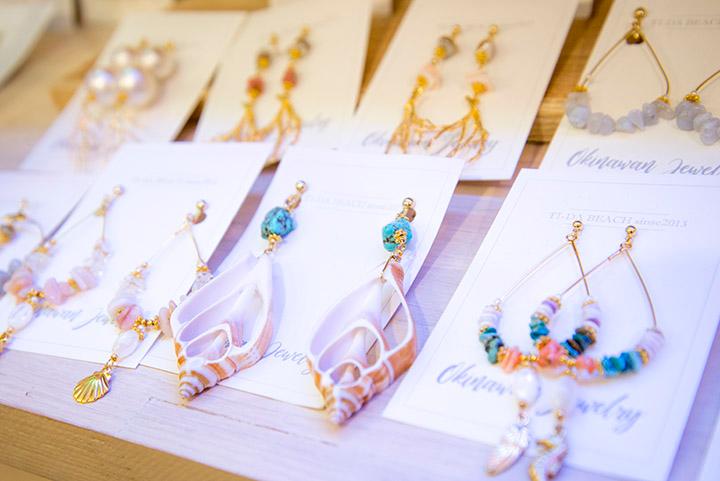 海のモチーフデザインのピアス