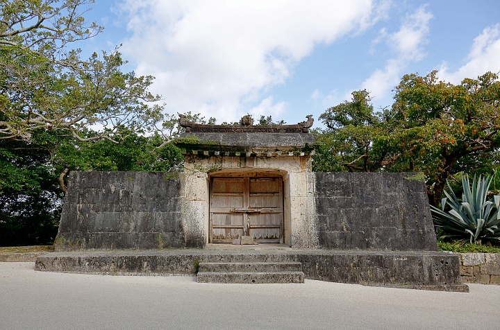 園比屋武御獄石門