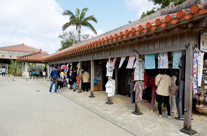 「首里杜館(すいむいかん)芝生広場」