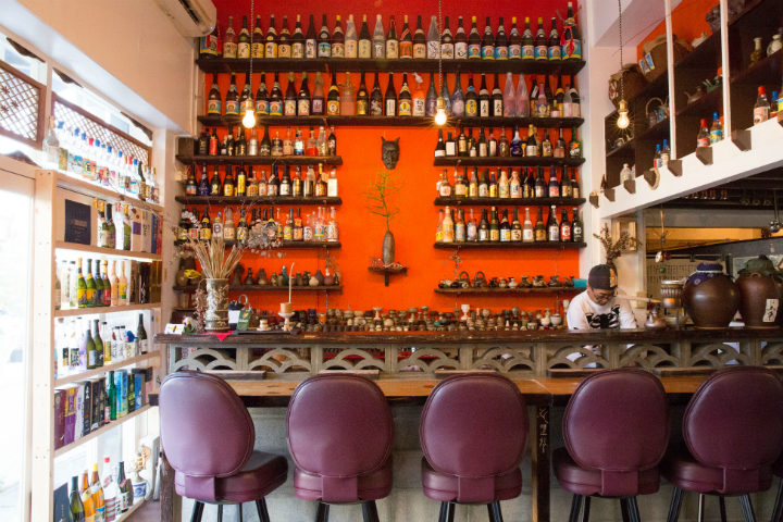 店内には酒瓶、沖縄の酒器「カラカラ」など
