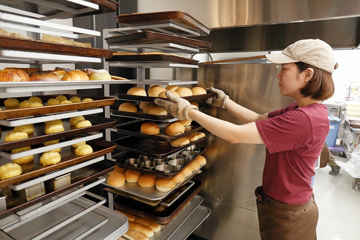焼かれたパンが並ぶ厨房