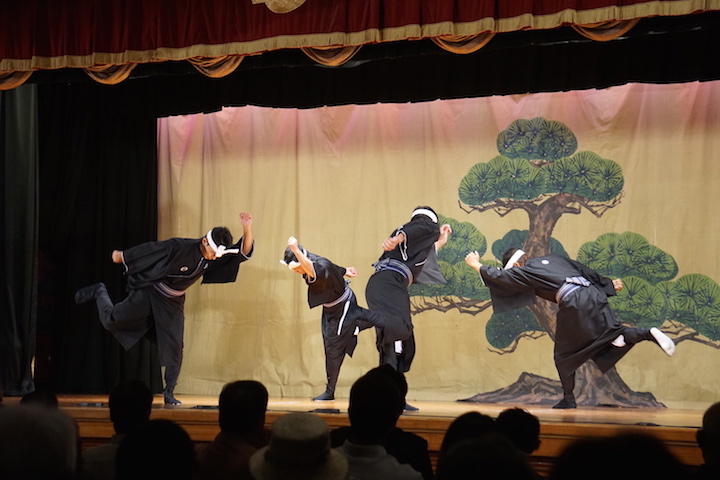 伊江村民俗芸能発表会のステージ