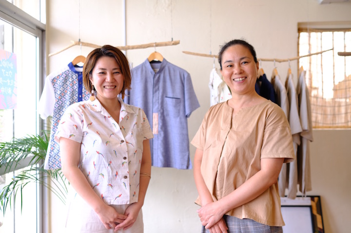 野原真麻（のはらまあさ）さんとパタンナーの安里輝美さん（右）