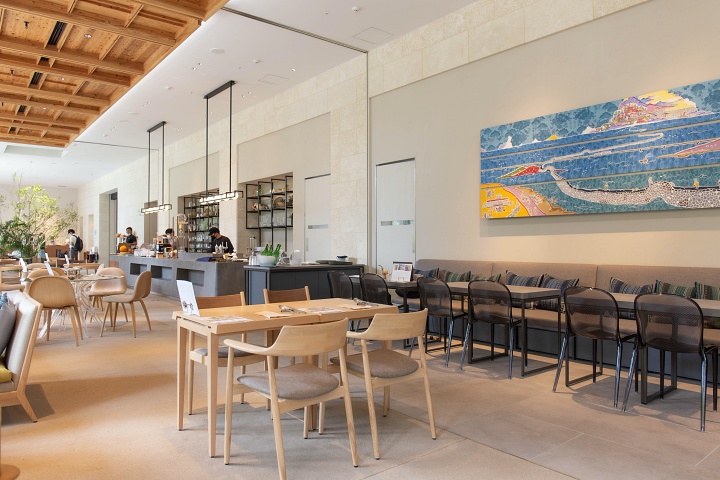 HOTEL STRATA NAHA(ホテルストレータ那覇)1階にある「CAFE STRATA」の店内