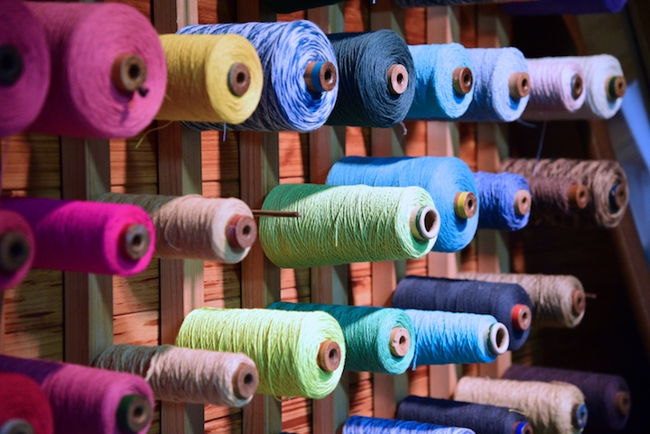  色とりどりの横糸