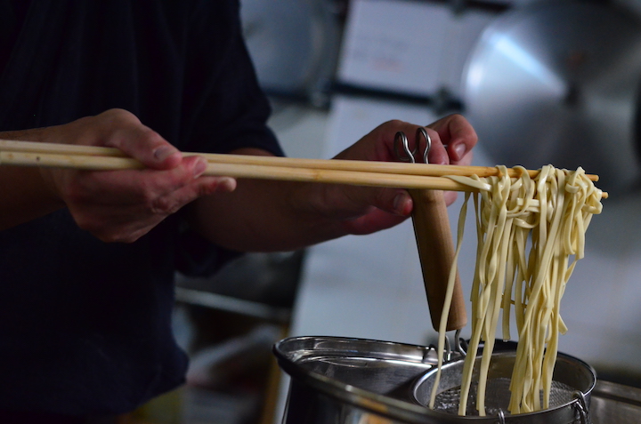 ３種類の小麦粉をブレンドした平たい麺
