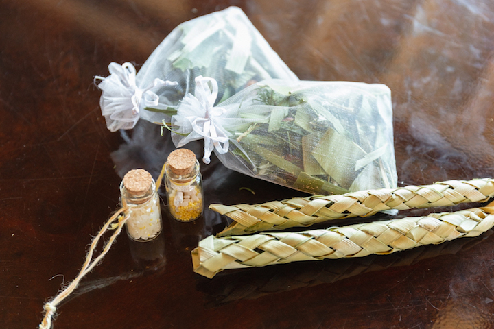 キットを使って部屋でお守りや指ハブ作りを体験