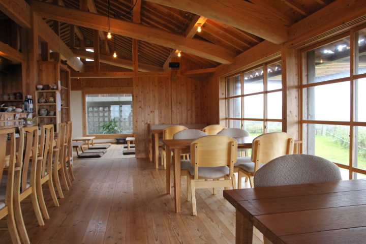 カフェ「こくう」の店内