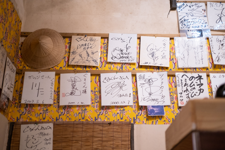 サインが並ぶ店内