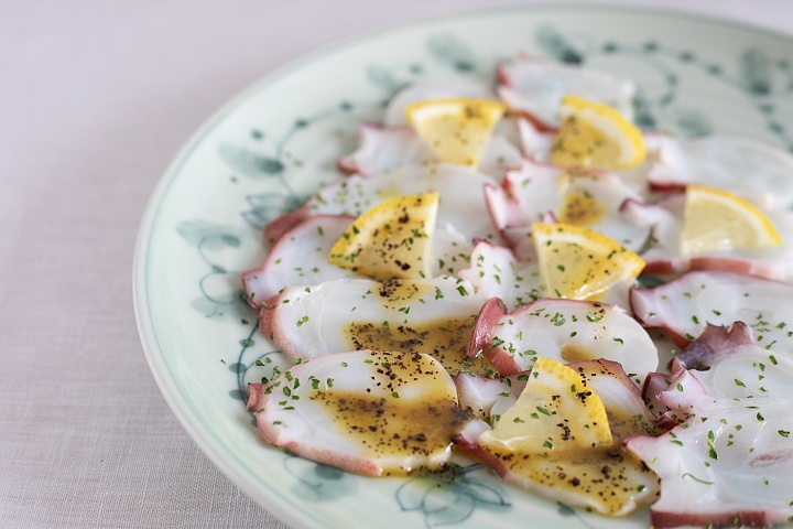 タコのカルパッチョにマヌカハニー
