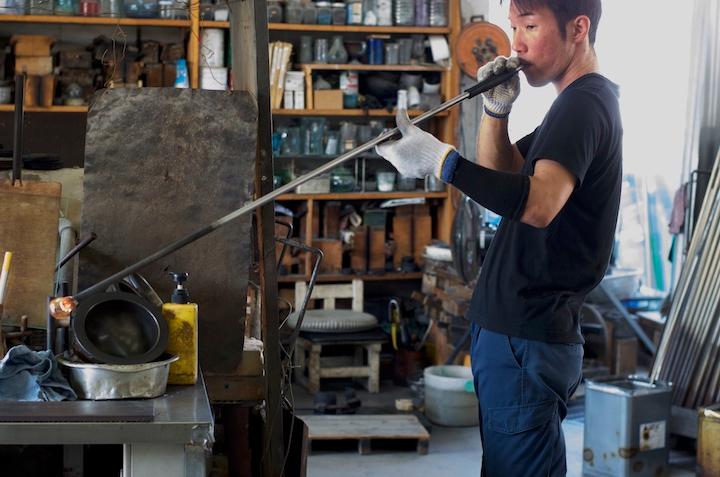 奥原硝子製造所の商品製作中