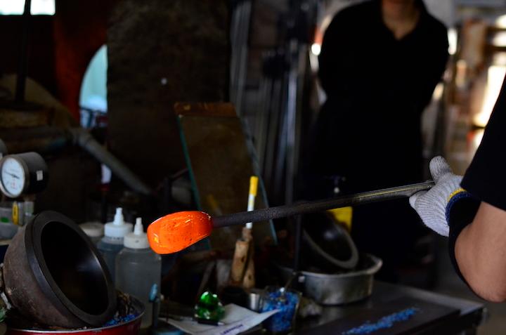 奥原硝子製造所の商品製作中