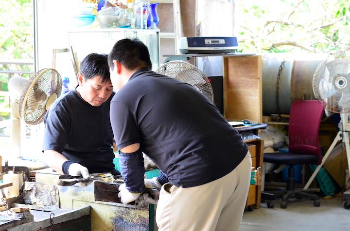 奥原硝子製造所の商品製作中