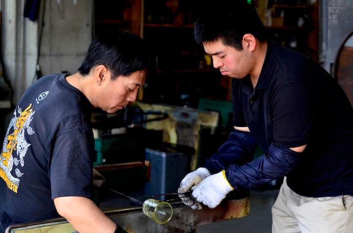 奥原硝子製造所の商品製作中