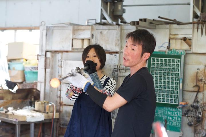 奥原硝子製造所の商品製作中