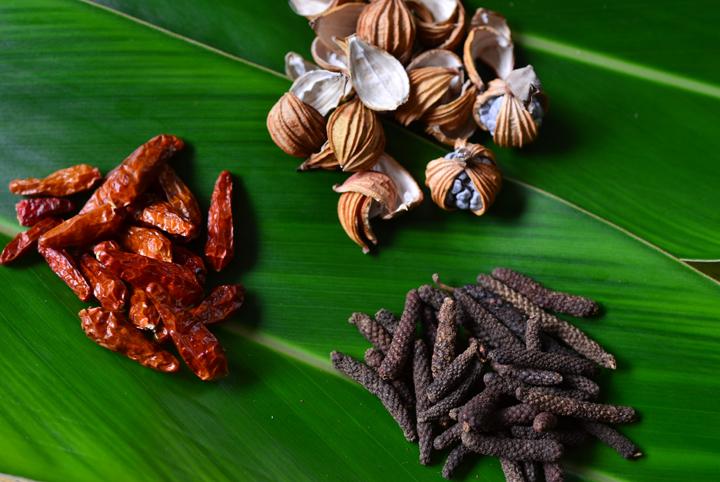 島とうがらし、ヒバーチ（右下）、月桃の実（右上）