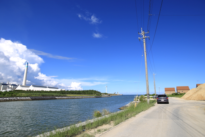 うるま市の天願川沿い