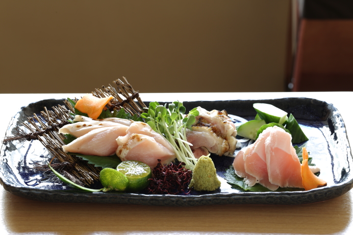 「鶏刺身盛合せ」
