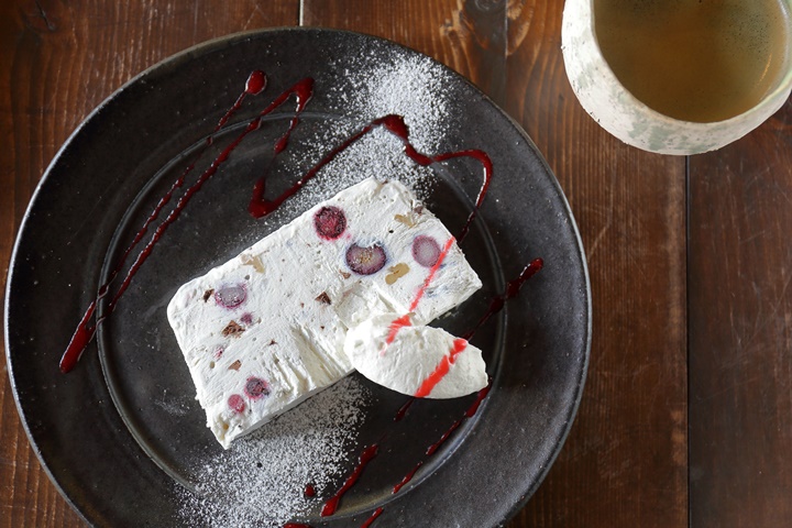 Cafe…andベリーとナッツ、チョコのアイスケーキ