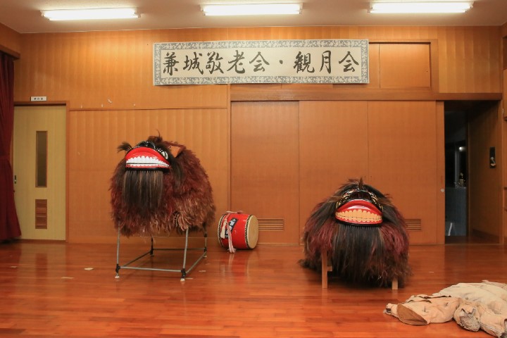 兼城公民館にて。神獅子（右）と芸能用獅子