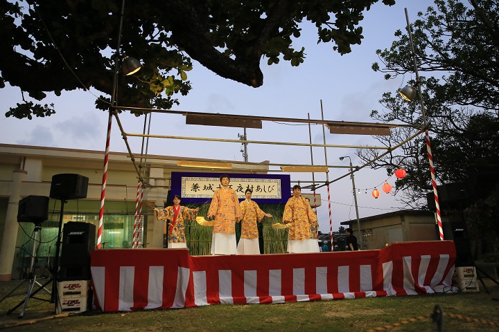 兼城婦人部による「十五夜村あしび」の座開き「かぎやで風」