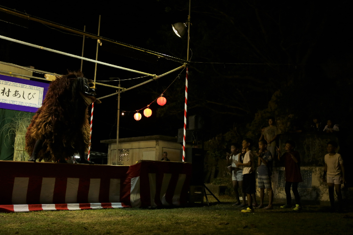「十五夜村あしび」での獅子舞