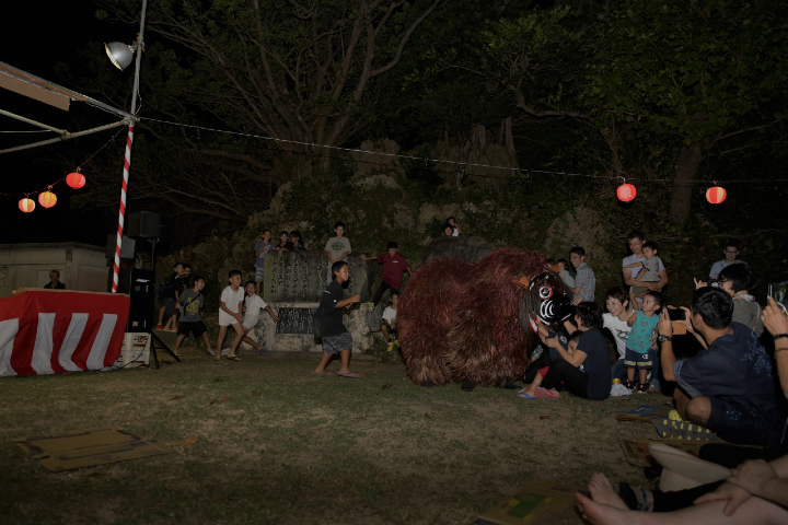 「十五夜村あしび」での獅子舞