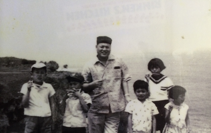 照屋林賢さんの家族写真