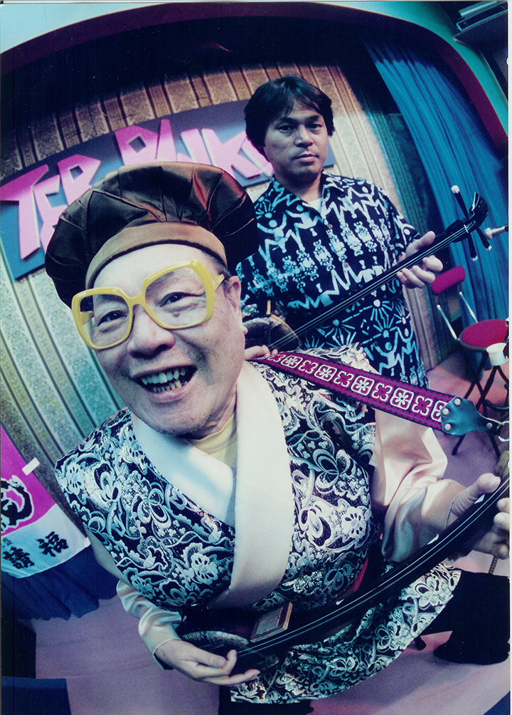 父・照屋林助(左)と林賢