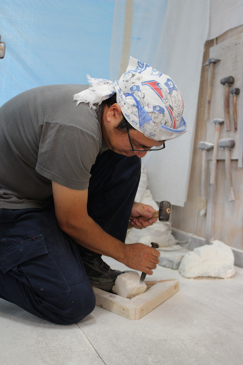 スタジオde-jinの彫刻家、若山大地さん