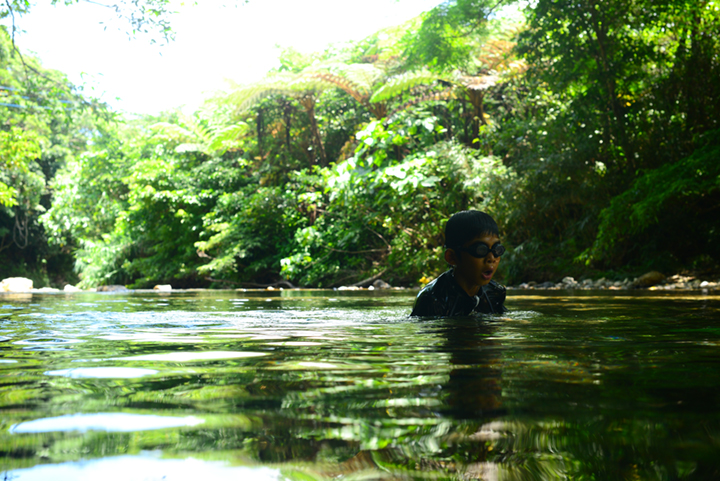 源河川で遊ぶ少年