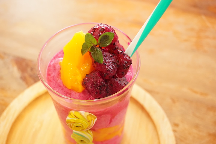 「Vita Smootheis」のドラゴンフルーツを使ったスムージー