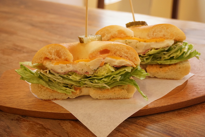 人気のベーグル「ベーコンポテトチーズサンド」