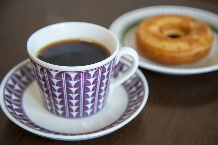 焼くドーナツとコーヒー