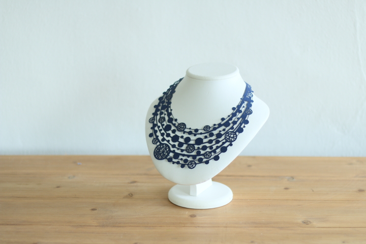 100%紙で出来たネックレス Paper Jewelry