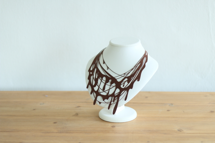 100%紙で出来たネックレス Paper Jewelry