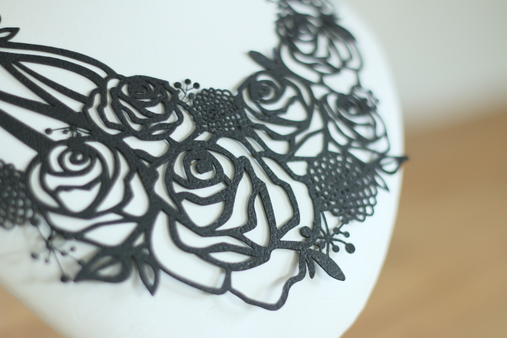 100%紙で出来たネックレス Paper Jewelry