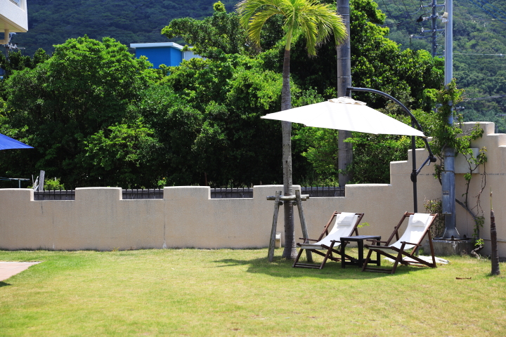 芝生が眩しいテラス